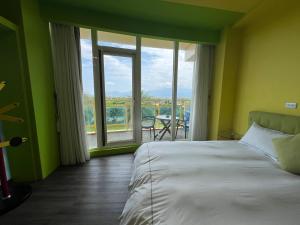 1 dormitorio con cama y ventana grande en The Riverview Retreats, en Wujie