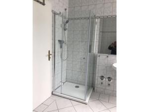 una ducha con puerta de cristal en un baño en Bernstein Comfortable holiday residence, en Heringsdorf 12 fotos más