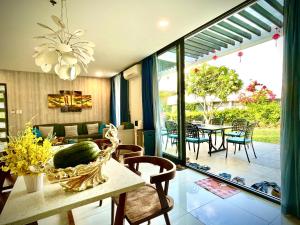 uma sala de estar com mesa e cadeiras em Villa Oceanami - phước hải - bà rịa - vũng tàu em Long Hai