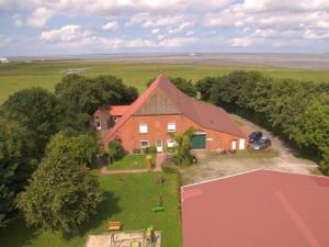 una vista aérea de una casa en un campo en Deichjuwel Comfortable holiday residence, en Norddeich