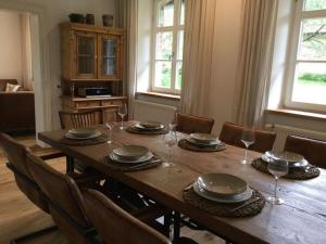 stół jadalny z talerzami i kieliszkami do wina w obiekcie Old forester's lodge in Gotthard w mieście Gotthards