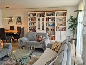 ブレーゲにあるPatricia Comfortable holiday residenceのリビングルーム(ソファ2台、ダイニングテーブル付)