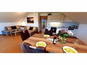 uma sala de estar com uma mesa e um sofá em Alpine Lodge Comfortable holiday residence em Wertach
