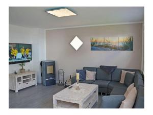 a living room with a couch and a table at Starfish Comfortable holiday residence in Breege