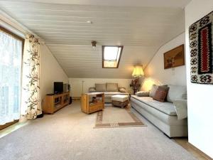 uma sala de estar com um sofá e uma televisão em Greif Comfortable holiday residence em Garmisch-Partenkirchen