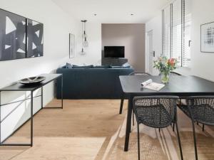 - un salon avec une table et un canapé dans l'établissement Mooi 3 Comfortable holiday residence, à Norderney