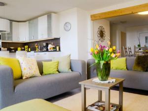 un soggiorno con divano e tavolo con fiori di In the singer's house, a modern retreat a Ühlingen-Birkendorf