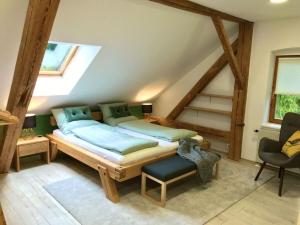 een slaapkamer met een groot bed op zolder bij Böllenburg Comfortable holiday residence in Bernbeuren