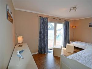 a bedroom with a bed and a table with a bird on it at Penthouse Sea Breeze in Juliusruh +11 photos