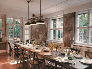 a large dining room with a long table and chairs at Villa Sommerfeld 