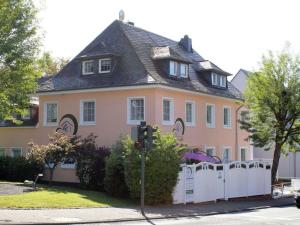 uma grande casa rosa com uma cerca branca em Daun Comfortable holiday residence em Daun