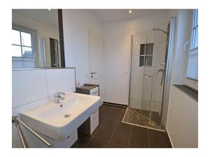 un bagno bianco con lavandino e doccia di Pameebo 1 Comfortable holiday residence a Drewoldke Altre 14 foto