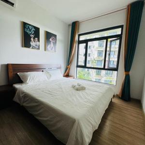 a bedroom with a large bed with a window at Cozy 2B1R condo Forest City in Gelang Patah