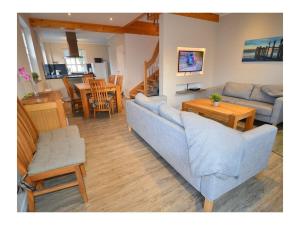 un soggiorno con divano e sala da pranzo di Pameebo 1 Comfortable holiday residence a Drewoldke