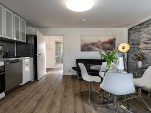 ツィノヴィッツにあるNachtstern Comfortable holiday residenceのテーブルと椅子のあるキッチンとダイニングルーム