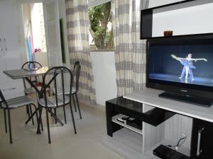 Телевизор и/или развлекательный центр в Temporada Rio Studio Lily 2 - Perto do Cristo e de Copacabana
