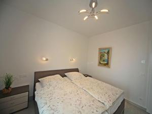 a bedroom with a bed and a ceiling fan at Villa Düne "Penthouse Apartment" in Baabe