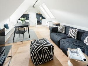 una sala de estar con un sofá y una mesa en Mooi 2 Comfortable holiday residence, en Norderney
