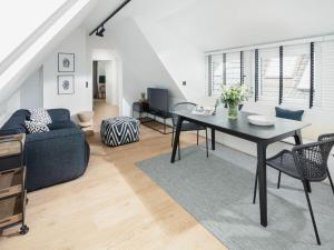 una sala de estar con una mesa y un sofá en Mooi 2 Comfortable holiday residence, en Norderney 17 fotos más