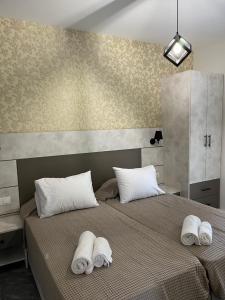 1 dormitorio con 1 cama con toallas en O' Kipos en Mythimna