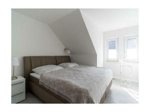 a bedroom with a bed and a window at Meerzeit Comfortable holiday residence in Juliusruh