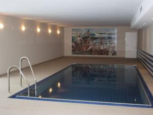 Bazén v ubytování Sea view - tower apartment A 4 04 nebo v jeho okolí