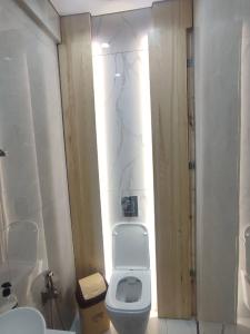 een badkamer met een wit toilet en een douche bij Комфортная квартира с свежим ремонтом и мебелью in Karakol