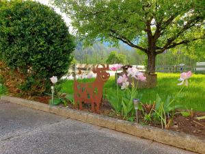 Vonkajšia záhrada v ubytovaní LECHUFER, 80m2, Haushälfte mit privatem Eingang, Kaminofen, Terrasse, Garten