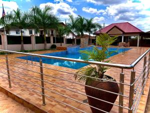 einen Zaun um einen Pool in einem Haus in der Unterkunft Jessie Hotel in Apenkwa
