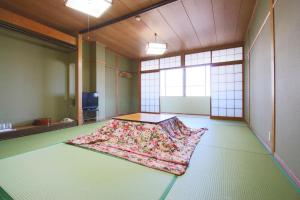 Muraoka的住宿－Ryokan Nakaya，一间房间地板上铺着地毯的房间