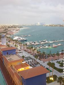 una vista aérea de un puerto con barcos en el agua en شقة فندقية بورتو مارينا الساحل الشمالي en El Alamein