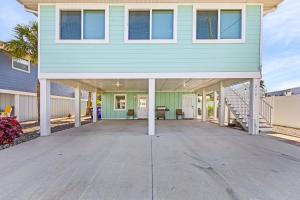 Una casa con un gran camino de entrada al frente. en Amber Jack - 210 Ostego Dr home, en Fort Myers Beach
