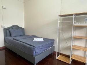Postel nebo postele na pokoji v ubytování 2B Cozy Hostel ตรัง