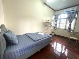 Postel nebo postele na pokoji v ubytování 2B Cozy Hostel ตรัง