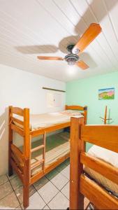 倫索伊斯的住宿－Tô em Casa，客房配有双层床和吊扇。