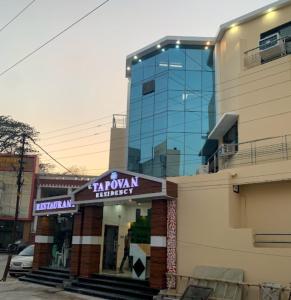 ein Geschäft mit einem Schild auf der Vorderseite eines Gebäudes in der Unterkunft Goroomgo Tapovan Residency Haridwar - Excellent Service Recommended in Haridwar