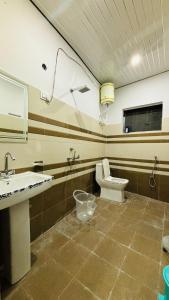 a bathroom with a sink and a toilet in it at Hotel Rudraksh in Gupta Kāshi