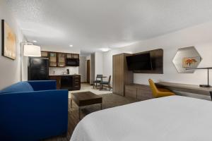 une chambre d'hôtel avec un lit et une cuisine dans l'établissement Holiday Inn Express Grove City - Premium Outlet Mall, an IHG Hotel, à Grove City