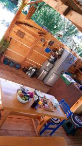 een keuken met een tafel met eten erop bij GreenField Luxe in Jechegnadzor