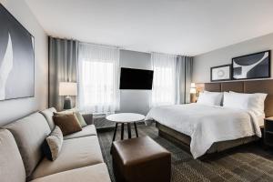 Postel nebo postele na pokoji v ubytování Staybridge Suites - Dawson Creek by IHG