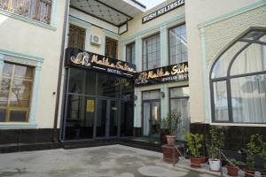 Un frente de tienda de un edificio con un letrero en él en Malika Sultan Boutique Hotel, en Bukhara