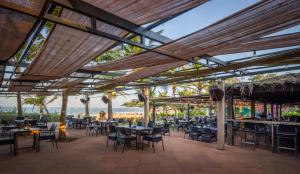 un restaurante con mesas y sillas y vistas al océano en Chalston Beach Resort, en Calangute