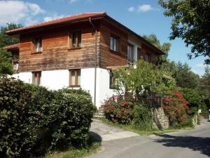 una casa con tetto in legno su una strada di Koch 2 Comfortable holiday residence ad Artstetten