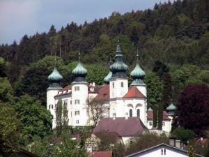 un gran edificio blanco con cúpulas verdes en una colina en Koch 2 Comfortable holiday residence, en Artstetten