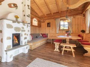 a living room with a fireplace in a log cabin at Wellness Chalet Bergschlössl in Hippach
