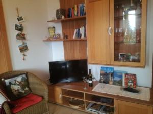 una cucina con scrivania, TV e sedia di Koch 2 Comfortable holiday residence ad Artstetten