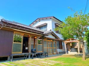 館山的住宿－いろり庵，前面有长凳的房子
