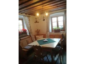 Holiday home Goldegg في Artstetten: غرفة طعام مع طاولة وكراسي وثريا