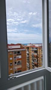 ventana con vistas a un edificio en Vialia Playa, en Málaga