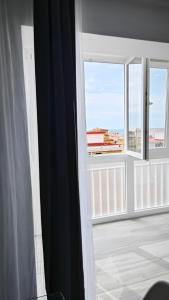 ventana abierta con vistas a un balcón en Vialia Playa, en Málaga